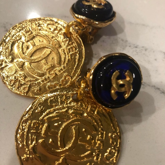 Sold! Gorgeous Vintage Chanel coin earrings - Picture 2 of 7